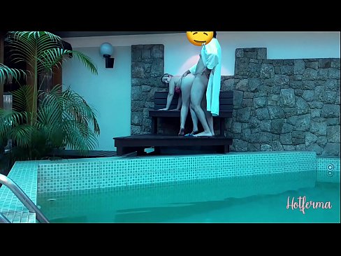 ❤️ Oga pe iranṣẹbinrin si awọn pool, sugbon ko le koju kan gbona ❤ Ibalopo ❌❤